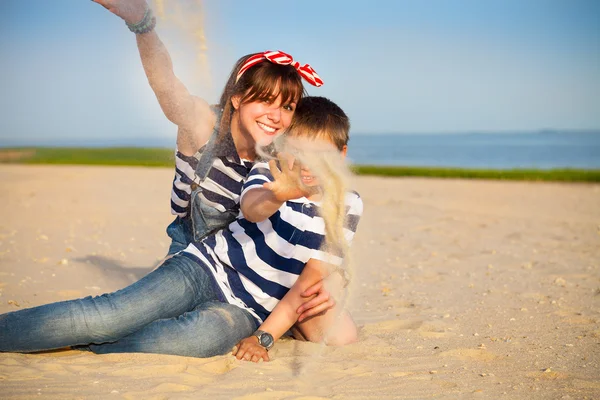 Porträt der glücklichen Teenie-Schwester und des kleinen Bruders — Stockfoto