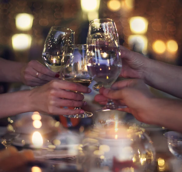 Celebración. La gente sosteniendo las copas de vino blanco haciendo una t —  Fotos de Stock