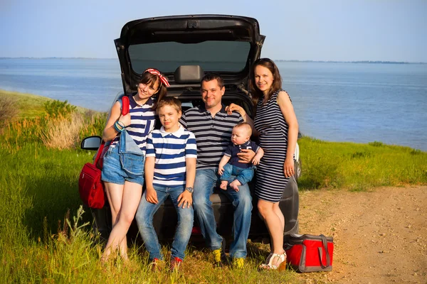 Fünfköpfige Familie vergnügt sich im Sommerurlaub am Strand — Stockfoto