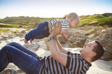 Genç baba bebek son ile sahilde yalan olarak çalacak