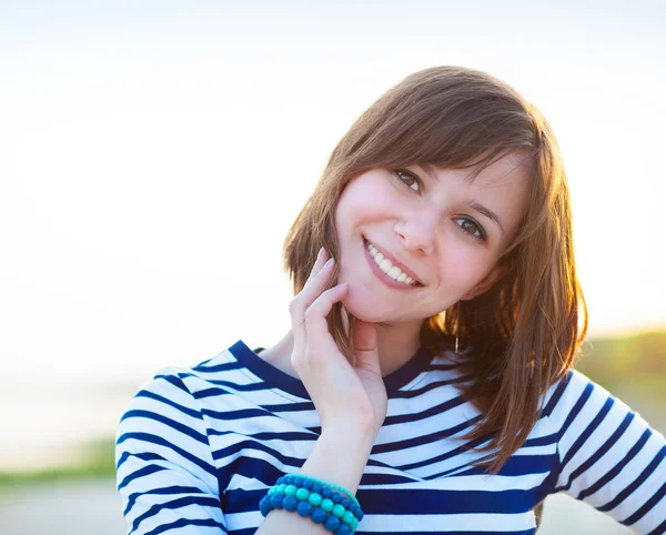 Retrato de la hermosa adolescente cerca del mar — Foto de Stock