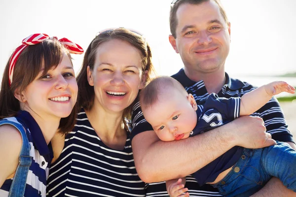 Portrait de jeunes heureux sur la plage — Photo