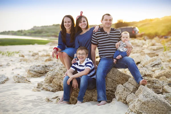 Família de cinco se divertindo na praia — Fotografia de Stock