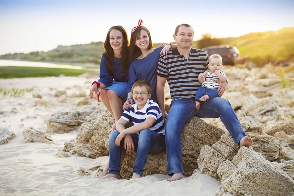 Familjen av fem att ha kul på stranden — Stockfoto