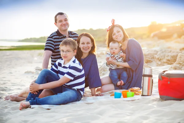 Familie van vijf plezier op het strand — Stockfoto