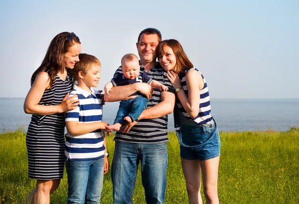 Rodina pěti zábava na pláži — Stock fotografie