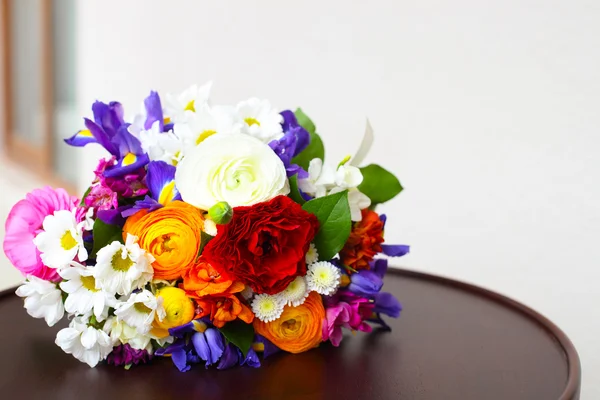 Neobvyklé světlé svatební kytice s Pryskyřník — Stock fotografie