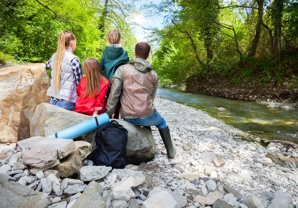 Felice giovane famiglia con due figlie piccole vicino alla montagna r — Foto Stock