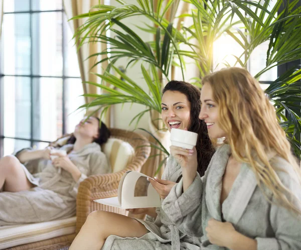Trzy młode kobiety picie herbaty w spa resort — Zdjęcie stockowe