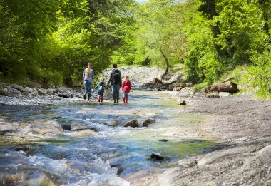 Dağı'nda iki küçük kızı ile genç aile trek