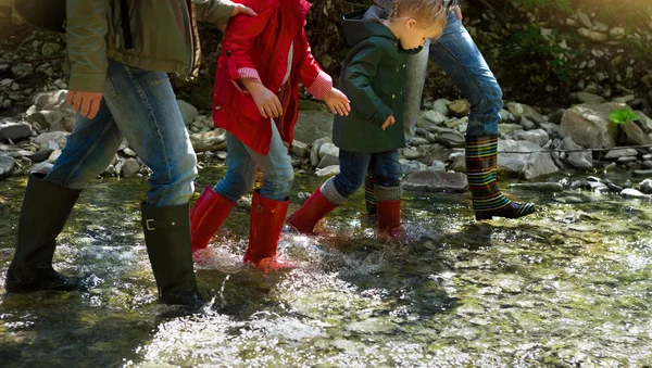 Jonge familie met twee kleine dochters op berg trek — Stockfoto