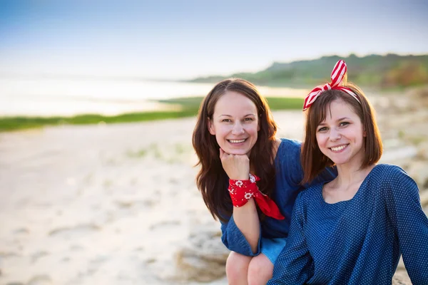 Portrait of a mother and her teen daughter on the beach — Stock Photo, Image