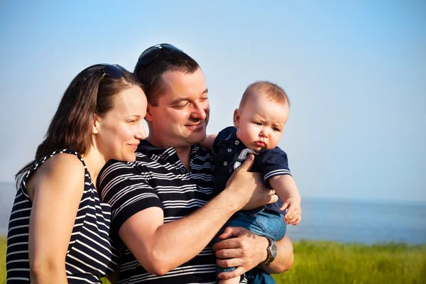 Portret van gelukkig jong op het strand — Stockfoto