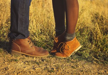Çift erkek ve kadın aşk romantik sonbahar s ile açık ayaklarda