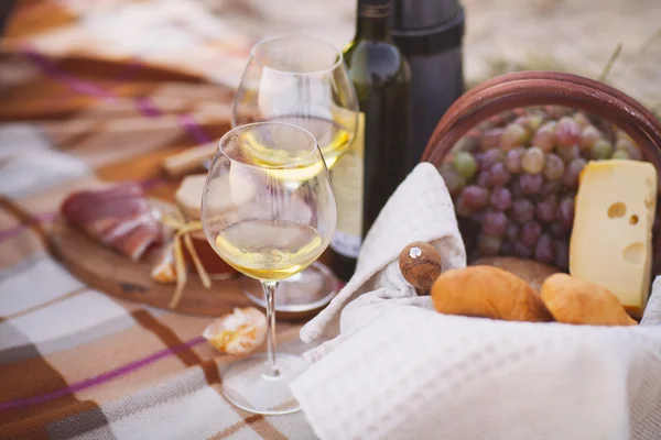 Herbstpicknick am Meer mit Wein, Trauben, Brot und Käse — Stockfoto