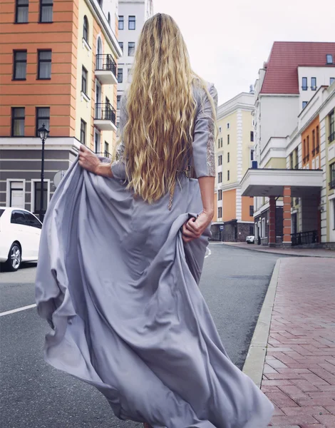 Jovem bela mulher loira com cabelo comprido — Fotografia de Stock