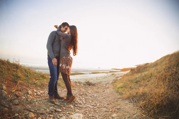 Retrato de jovem casal feliz rindo em um dia frio junto ao mar — Fotografia de Stock