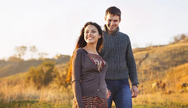 Porträt eines glücklichen jungen Paares, das an einem kalten Tag am Meer lacht — Stockfoto