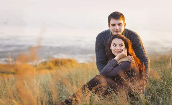 Portrait of young happy couple laughing in a cold day by the aut — Stock Photo, Image