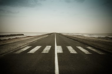 Chott El Jerid yakınındaki boş karanlık yolda