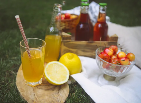 Limonádé, cseresznye, körte és citrom a kerti piknik — Stock Fotó