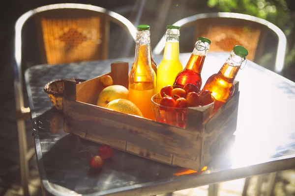 Limonáda s třešeň, hrušeň a citrón v dřevěné krabici — Stock fotografie