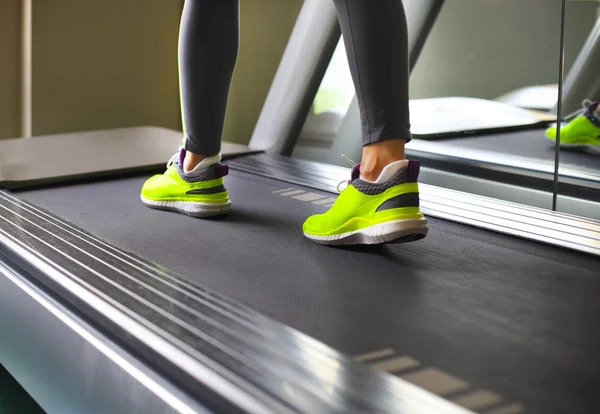 Giovani donne sportive che fanno esercizi nel centro fitness — Foto Stock