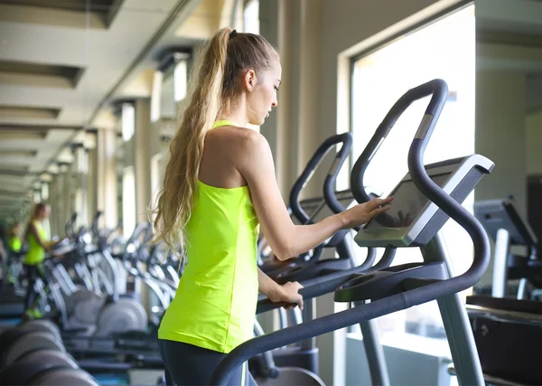 Jeunes femmes sportives faisant des exercices dans le centre de gymnastique — Photo