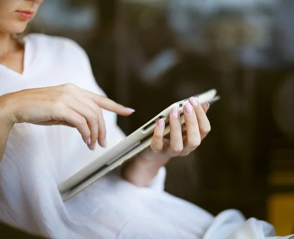 Young woman having fun using a tablet computer outdoors — Stock Photo, Image