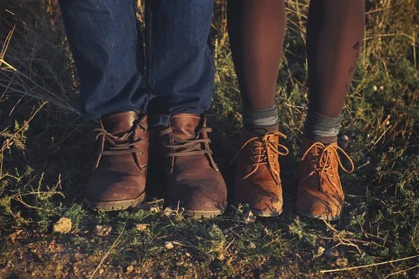 Casal homem e mulher pés no amor romântico ao ar livre com outono s — Fotografia de Stock