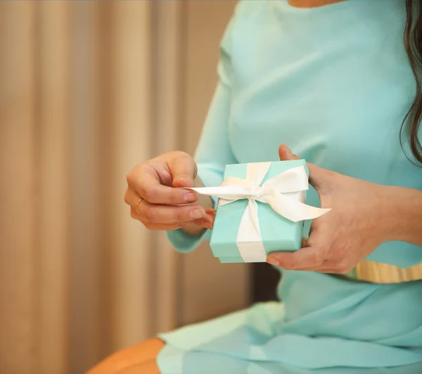 Femme tenant une petite boîte bleue avec un ruban blanc — Photo