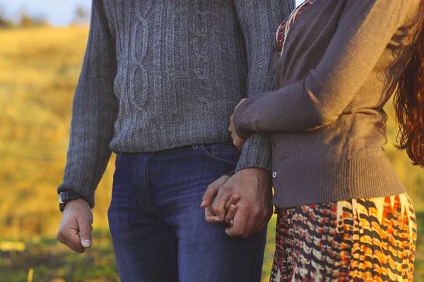 Jeune couple amoureux marchant au bord de la mer tenant la main — Photo