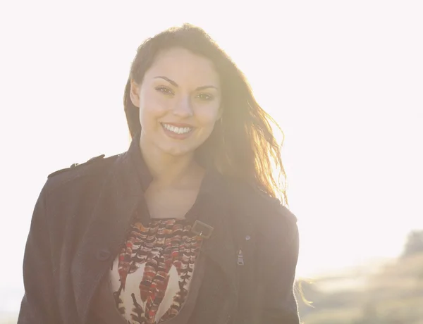 Portrait de la belle femme brune au jour d'automne venteux — Photo