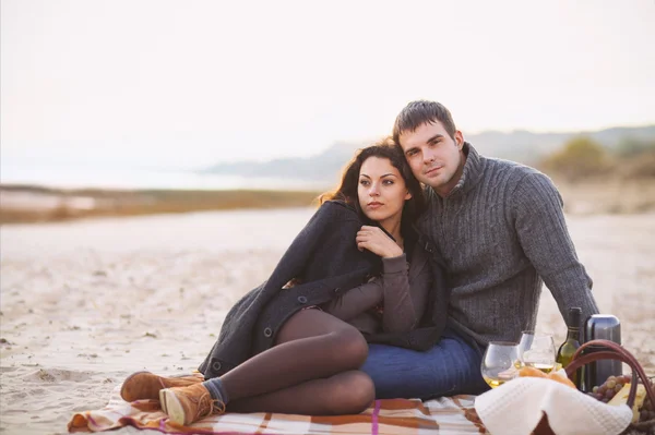 Retrato de jovem casal feliz em um dia frio perto do mar de outono — Fotografia de Stock