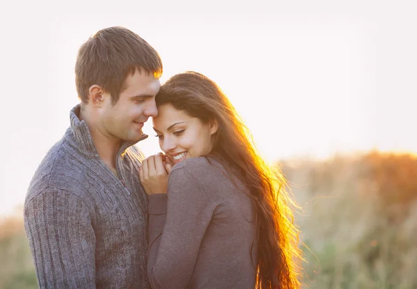 Retrato de jovem casal feliz rindo em um dia frio pelo aut — Fotografia de Stock