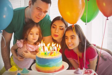 Bir aile kutluyor doğum günü portresi