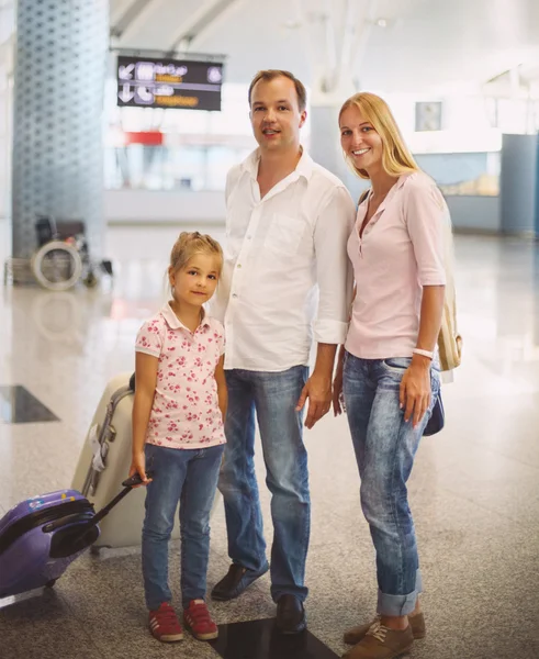 Porträt einer reisenden Familie mit Koffern im Flughafen — Stockfoto
