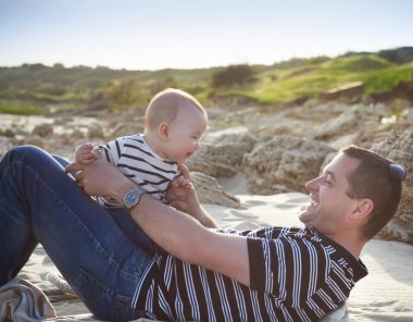 Genç baba bebek son ile plajda, yalan olarak çalacak smilin