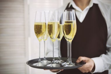 Profesyonel erkek garson şampanya hizmet veren üniformalı. DOF