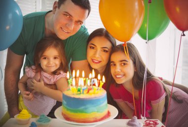 doğum günü kutlama aile portresi