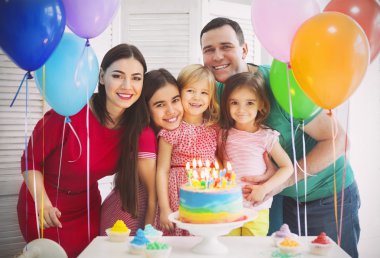 Onların küçük kızım bir aile kutluyor doğum günü portresi