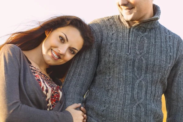 Retrato de pareja feliz joven riendo en un día frío por el aut — Foto de Stock