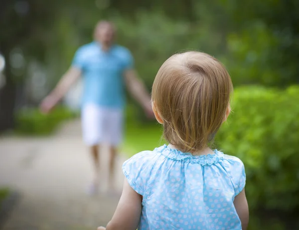 Glad ung pappa med lilla dotter utomhus i sommar park — Stockfoto