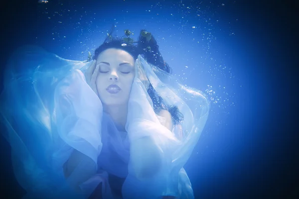 Underwater close up retrato de uma mulher — Fotografia de Stock