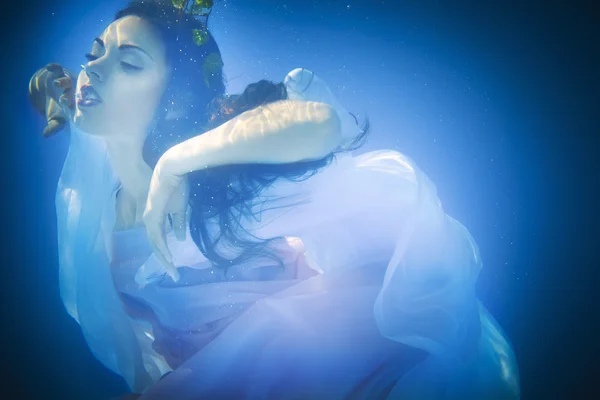 Underwater närbild porträtt av en kvinna — Stockfoto