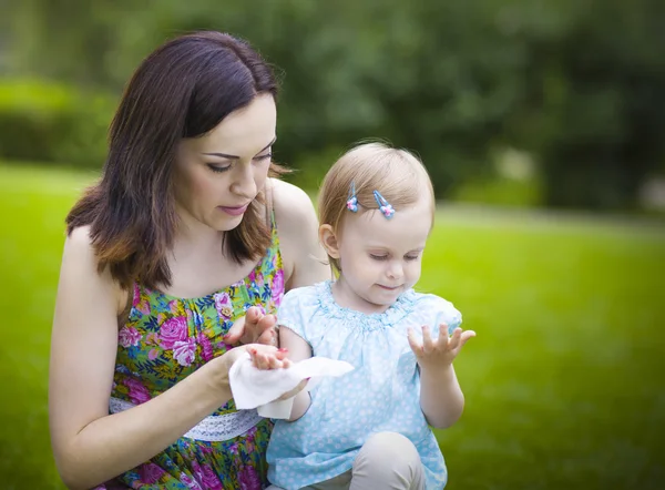 Mère utilisant des lingettes humides pour sa fille — Photo