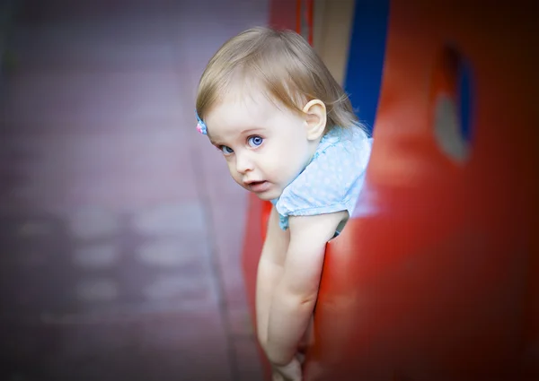 Lilla barn girl på lekplatsen — Stockfoto