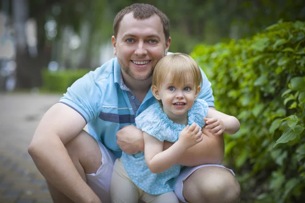 Jovem pai feliz com pequena filha ao ar livre — Fotografia de Stock