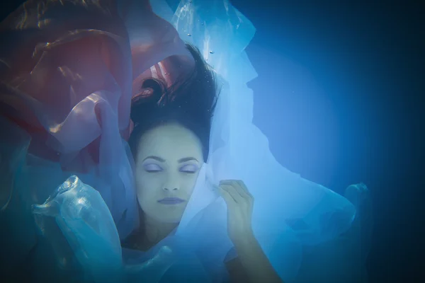 Underwater woman close up portrait in swimming pool — Stock Photo, Image