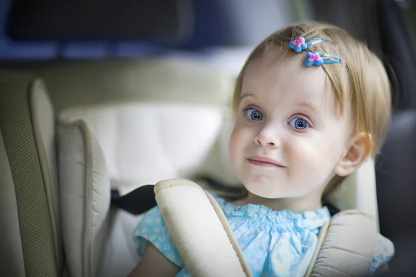 Joyeux bébé fille dans le siège auto — Photo